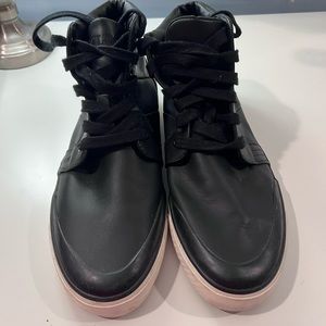 Men’s sneakers in excellent condition